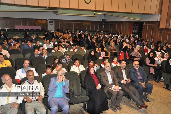 تجلیل از مربیان و اعضای برگزیده تشکلات پیشتازان و هلال احمر در بابل
