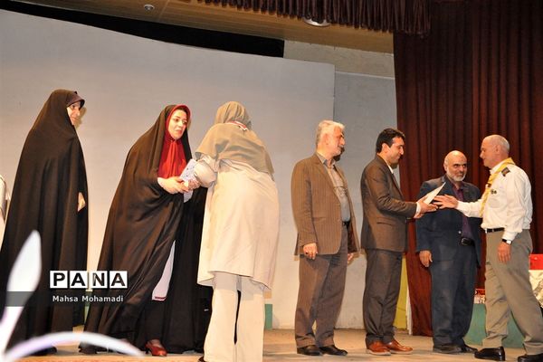 تجلیل از مربیان و اعضای برگزیده تشکلات پیشتازان و هلال احمر در بابل