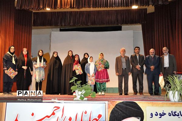 تجلیل از مربیان و اعضای برگزیده تشکلات پیشتازان و هلال احمر در بابل