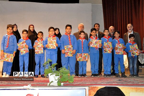 تجلیل از مربیان و اعضای برگزیده تشکلات پیشتازان و هلال احمر در بابل
