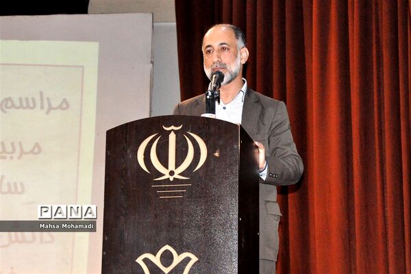 تجلیل از مربیان و اعضای برگزیده تشکلات پیشتازان و هلال احمر در بابل