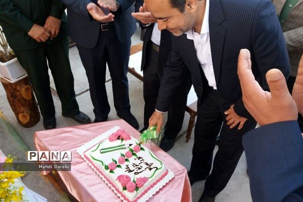 نواختن زنگ سپاس معلم در دبستان شیخ عاملی شهرستان فردوس