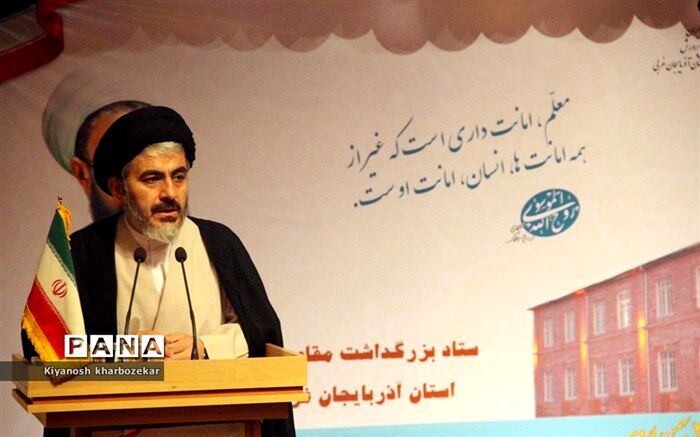 معلم، انسانیت را احیا می کند