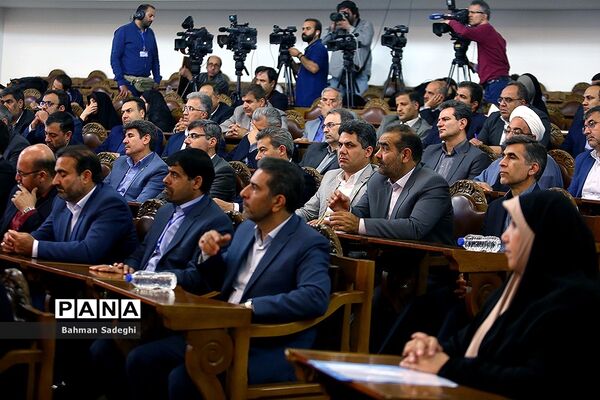 دیدار جمعی از فرهنگیان با رئیس مجلس شورای اسلامی
