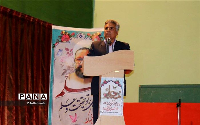 از معلمان و فرهنگیان شهرستان ابرکوه تجلیل شد