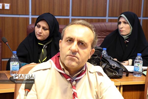 نشست هماهنگی پوشاک و سرویس مدارس در سازمان دانش‌آموزی خوزستان