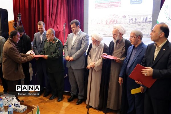 اهدای کمک‌های ستاد اجرایی فرمان امام به مناطق سیل‌زده مازندران