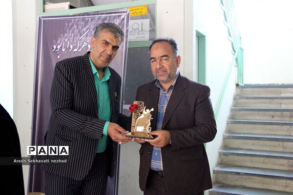دیدار رئیس سازمان دانش‌آموزی استان خراسان جنوبی به همراه مربیان و پیشتازان سازمان دانش‌آموزی با مدیرکل آموزش و پرورش