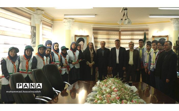 دیدار پیشتازان سازمان دانش آموزی با مدیر کل و معاونین اداره کل آموزش و پرورش  استان درهفته گرامیداشت مقام معلم(سپاس معلم)
