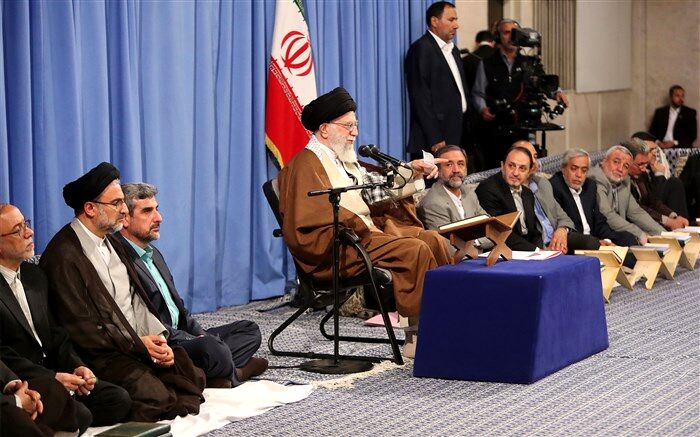 رهبر معظم انقلاب: ملت ایران قدر انقلاب را دانست به استکبار اعتماد نکرد و پیشرفت کرد