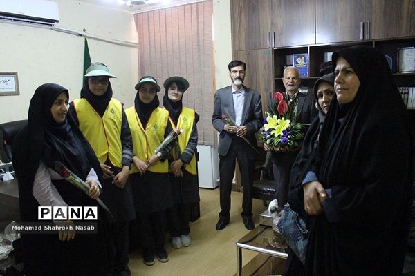 بازدید مربیان و پیشتازان ناحیه 2 اهواز از سازمان دانش‌آموزی خوزستان