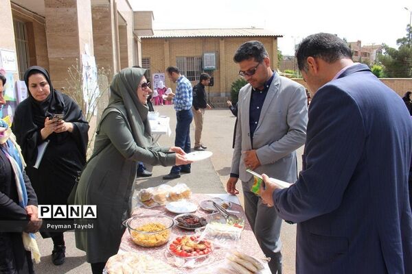 جشنواره سفیران سلامت در دبستان بعثت سمنان