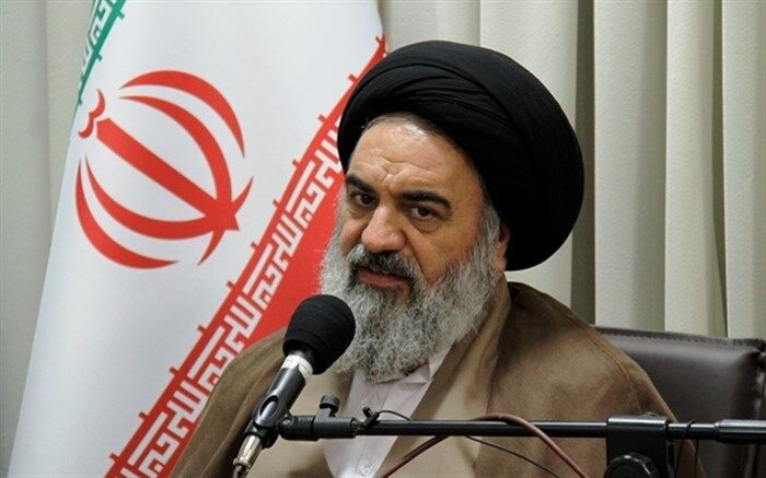 نماینده ولی فقیه در استان کردستان : نقش معلمان در تربیت دانش آموزان اساسی و بی بدیل است
