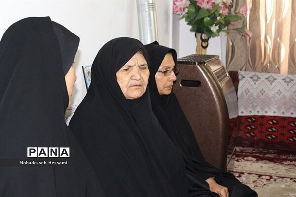 دیدار مدیرکل آموزش و پرورش با خانواده شهدا، جانبازان و بیماران فرهنگی در هفته بزرگداشت مقام معلم