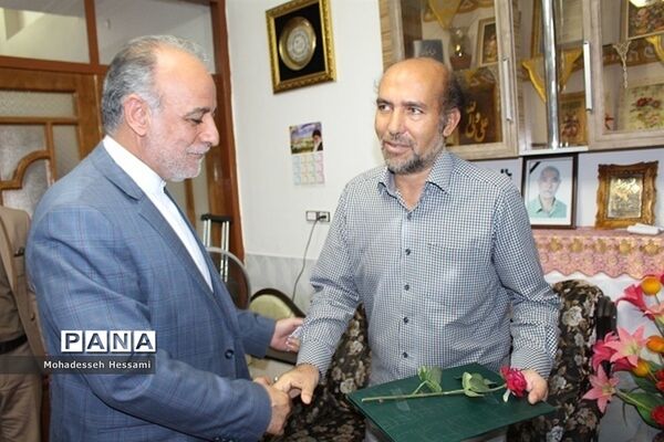 دیدار مدیرکل آموزش و پرورش با خانواده شهدا، جانبازان و بیماران فرهنگی در هفته بزرگداشت مقام معلم