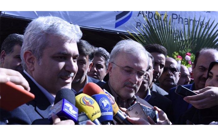 معاون علمی و فناوری رئیس جمهوری : تولید داروهای تحریمی در دستور کار قرار دارد