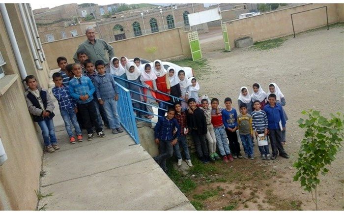 معلم نمونه شهرستان ملکان: همه سال های کاری ام را در مدارس چندپایه خدمت کرده ام