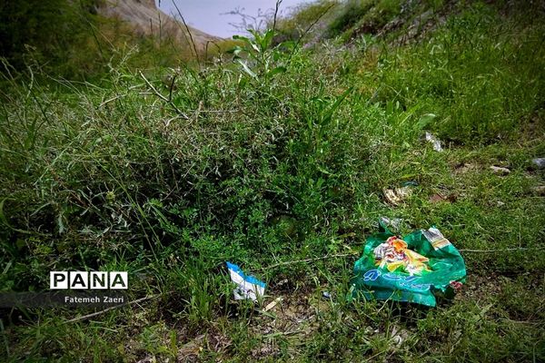 طبیعت امام زاده میر ابول(ع)  لارستان،  در انحصار زباله ها