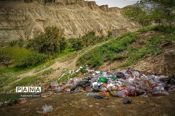 طبیعت امام زاده میر ابول(ع)  لارستان،  در انحصار زباله ها