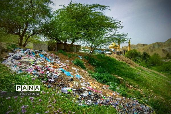 طبیعت امام زاده میر ابول(ع)  لارستان،  در انحصار زباله ها
