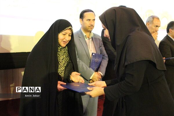 همایش تجلیل از رانندگان برتر  و عوامل اجرایی سرویس مدارس شهر شیراز