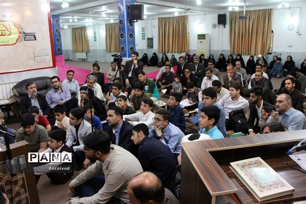 محفل دانش‌آموزی انس با قرآن در سیمرغ