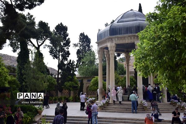 حال و هوای آرامگاه حافظ در ماه  مبارک رمضان