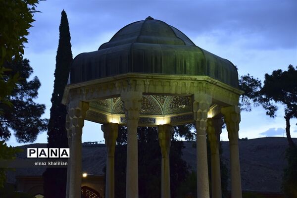 حال و هوای آرامگاه حافظ در ماه  مبارک رمضان