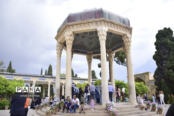 حال و هوای آرامگاه حافظ در ماه  مبارک رمضان