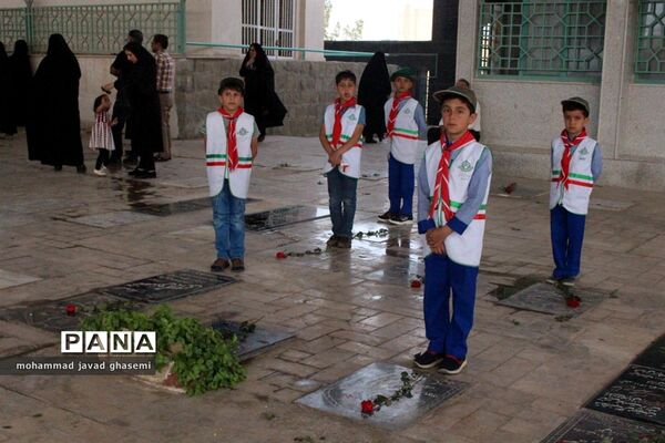 غبارروبی و عطرافشانی مزار شهدا از سوی پیشتازان و خبرنگاران پانای خراسان جنوبی