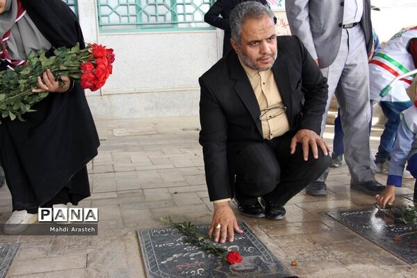 غبارروبی و عطرافشانی مزار شهدا از سوی پیشتازان و خبرنگاران پانای خراسان جنوبی