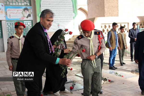 غبارروبی و عطرافشانی مزار شهدا از سوی پیشتازان و خبرنگاران پانای خراسان جنوبی