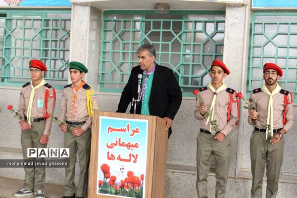 غبارروبی و عطرافشانی مزار شهدا از سوی پیشتازان و خبرنگاران پانای خراسان جنوبی