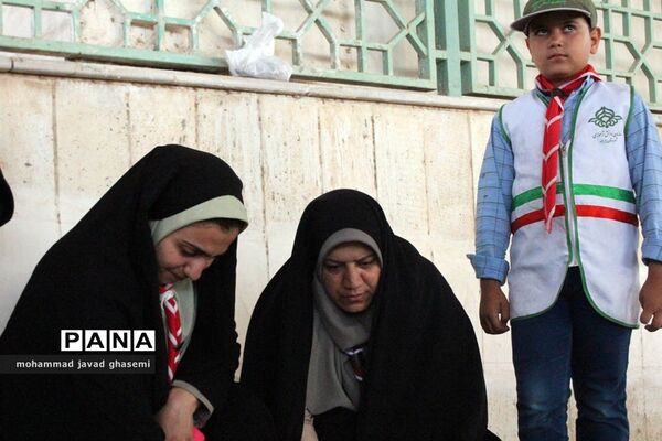 غبارروبی و عطرافشانی مزار شهدا از سوی پیشتازان و خبرنگاران پانای خراسان جنوبی