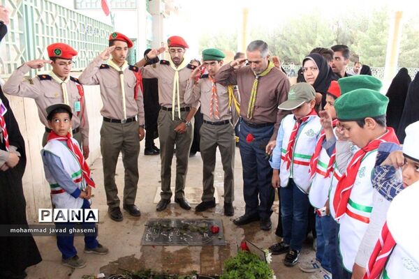 غبارروبی و عطرافشانی مزار شهدا از سوی پیشتازان و خبرنگاران پانای خراسان جنوبی