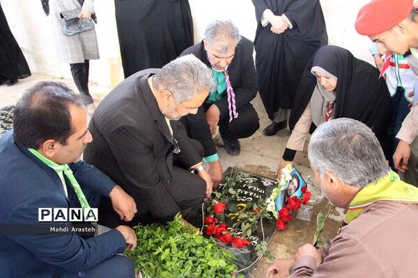 غبارروبی و عطرافشانی مزار شهدا از سوی پیشتازان و خبرنگاران پانای خراسان جنوبی
