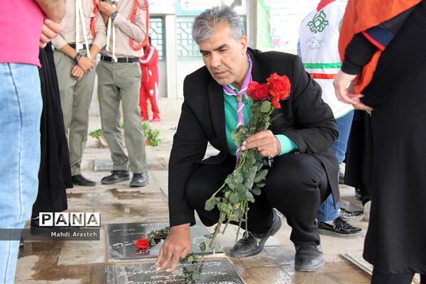غبارروبی و عطرافشانی مزار شهدا از سوی پیشتازان و خبرنگاران پانای خراسان جنوبی