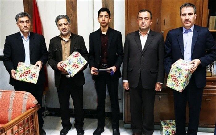 معاون استاندار و فرماندار ویژه میانه از دانش آموز حافظ قرآن تجلیل کرد