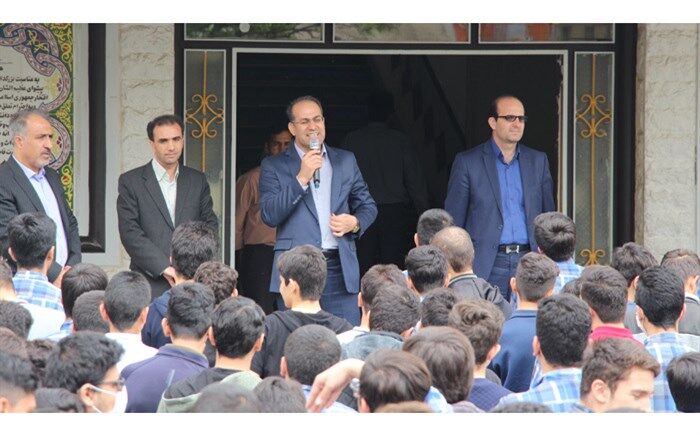 بازدید مدیرکل آموزش و پرورش استان از دبیرستان شهدای دانش آموز همدان