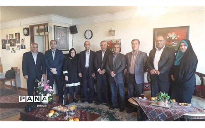 دیدار مدیر آموزش و پرورش منطقه 6 با پیشکسوت فرهنگی