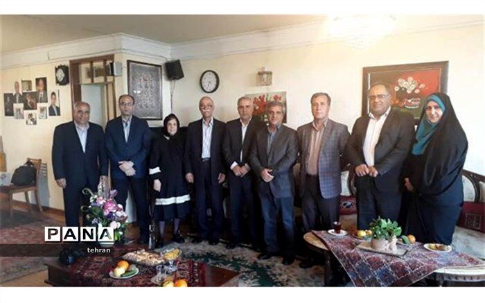 دیدار مدیر آموزش و پرورش منطقه 6 با پیشکسوت فرهنگی