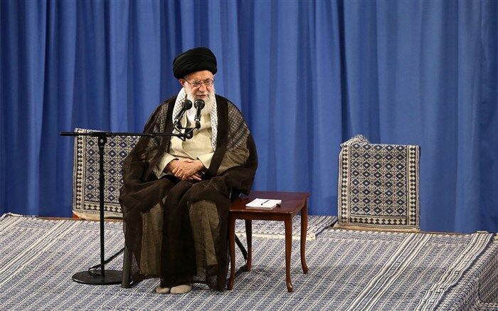 با افزایش معرفت جامعه، گفتمان های انقلابی را تقویت کنید