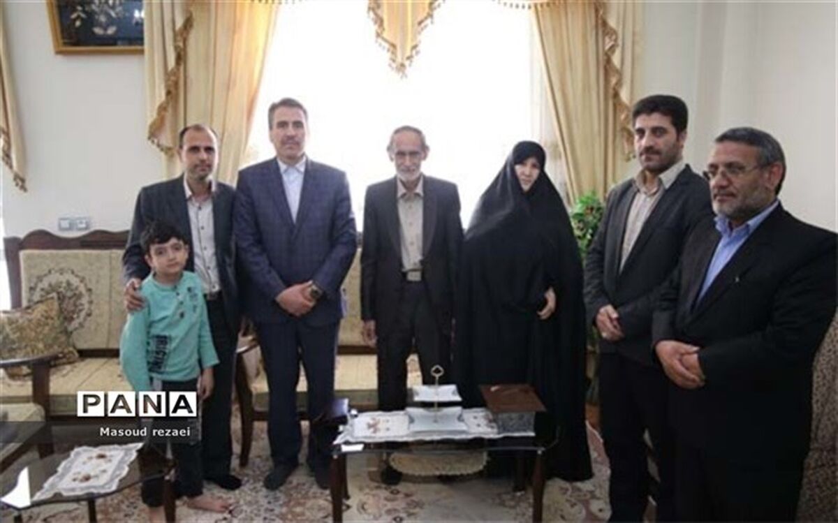 معاون مدیرکل و مدیر آموزش و پرورش میانه به دیدار معلم مقطع ابتدایی خود رفت