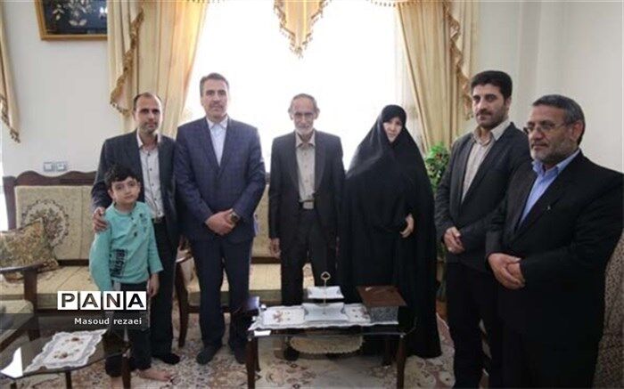 معاون مدیرکل و مدیر آموزش و پرورش میانه به دیدار معلم مقطع ابتدایی خود رفت