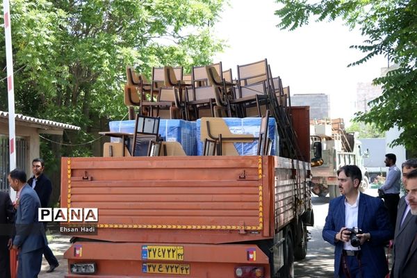 مراسم توزیع اقلام ویژه مدارس حاشیه شهر در قالب کاروان امید