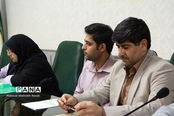 نشست استانی کارگروه طرح ساماندهی، نظارت و مدیریت برتولید لباس فرم دانش‌آموزان خوزستان