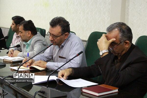 نشست استانی کارگروه طرح ساماندهی، نظارت و مدیریت برتولید لباس فرم دانش‌آموزان خوزستان