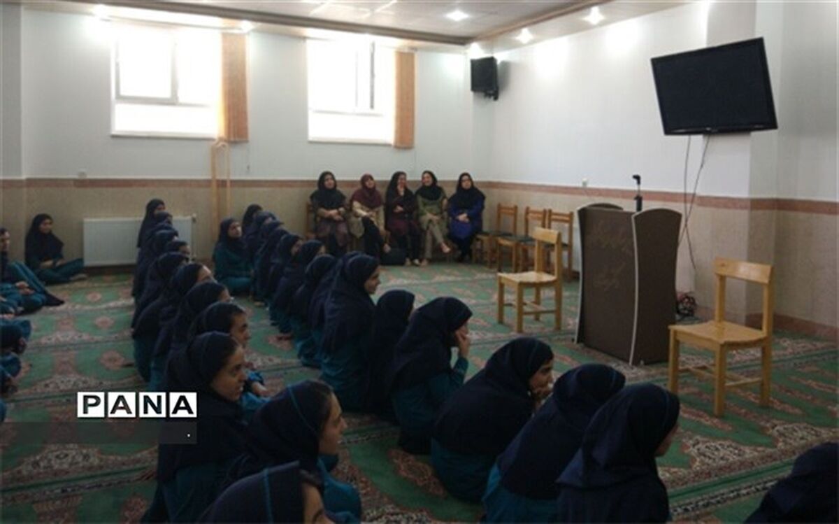 بزرگداشت مقام معلم در دبیرستان دکتر شاهی