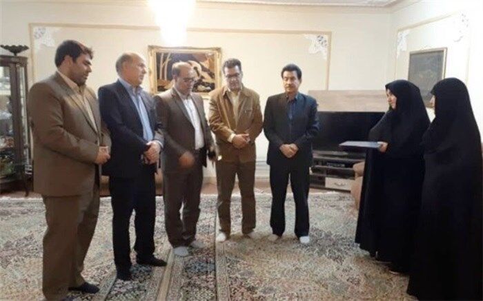 تجلیل از خانواده جانباز و رزمنده ۸سال دفاع مقدس و معلم فقید عنایت صادقی نژاد