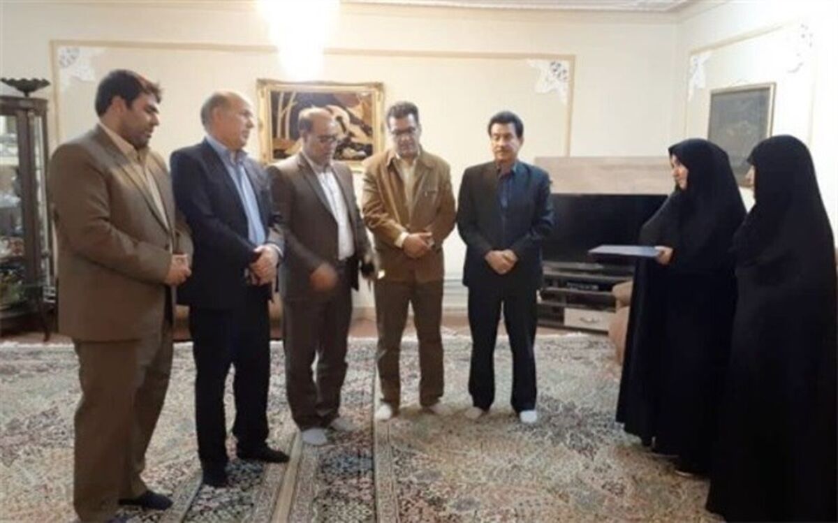 تجلیل از خانواده جانباز و رزمنده ۸سال دفاع مقدس و معلم فقید عنایت صادقی نژاد